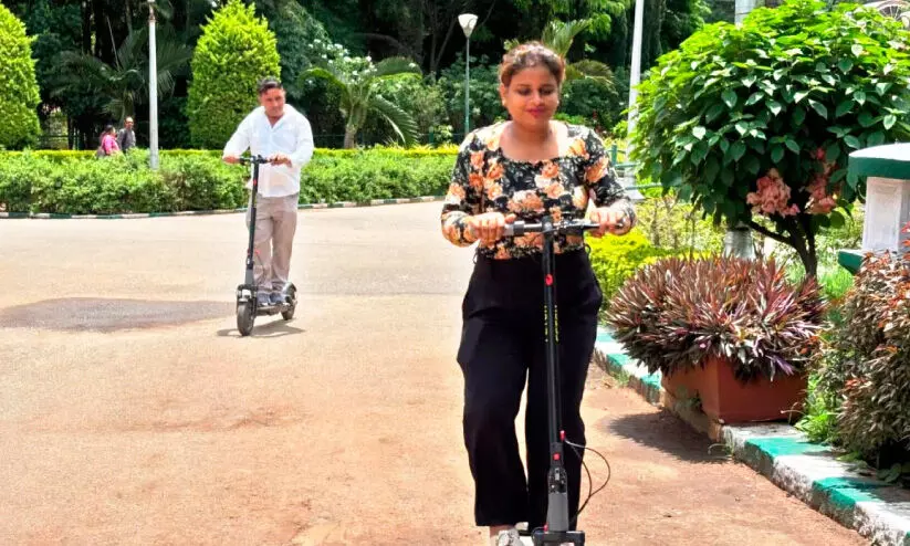 ഇ​നി ലാ​ൽ​ബാ​ഗി​ൽ ചു​റ്റാം ഇ-​സ്കൂ​ട്ട​റി​ൽ ഈ​സി​യാ​യി