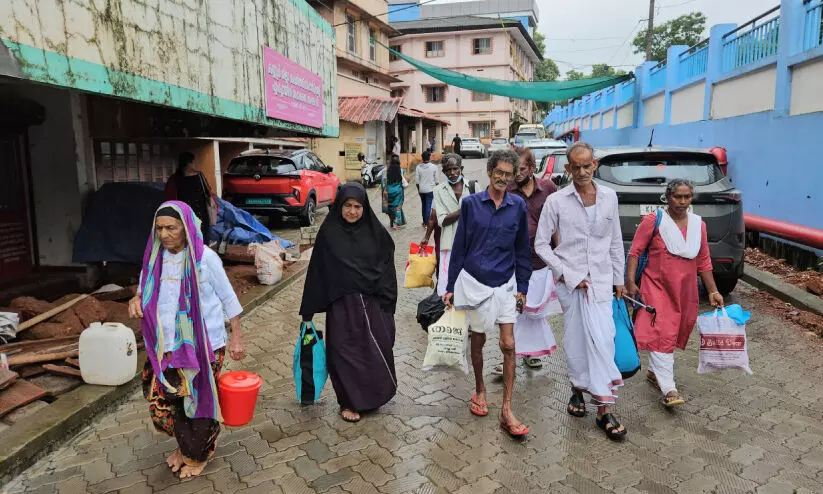 ജില്ല ആശുപത്രിയിലെ ഓപറേഷൻ തിയറ്ററിൽ ചോർച്ച; ശസ്ത്രക്രിയ മുടങ്ങി ജില്ല ആശുപത്രിയിലെ ഓപറേഷൻ തിയറ്ററിൽ ചോർച്ച; ശസ്ത്രക്രിയ മുടങ്ങി