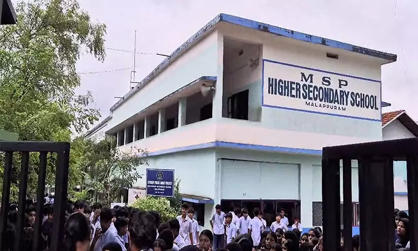 അധ്യാപികയുടെ വാഹനമിടിച്ച് വിദ്യാർഥിനിക്ക് ഗുരുതര പരിക്ക്; പ്രതിഷേധിച്ച് വിദ്യാർഥികൾ