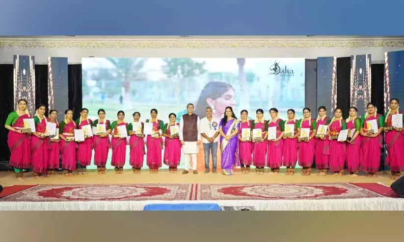 ദേ​വി​ക ക​ലാ​ക്ഷേ​ത്ര ഡി​പ്ലോ​മ സ​ർ​ട്ടി​ഫി​ക്ക​റ്റു​ക​ൾ വി​ത​ര​ണം