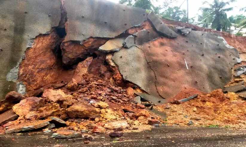 ദേ​ശീ​യ​പാ​തയിൽ സോ​യി​ൽ നെ​യി​ലി​ങ്​ ഇ​ടി​ഞ്ഞു; മു​ൻ​ക​രു​ത​ൽ ശ​ക്തമാക്കി