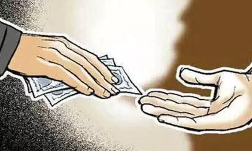 മുൻ എം.വി.ഐക്കും ഏജന്റിനുമെതിരെ കേസ്