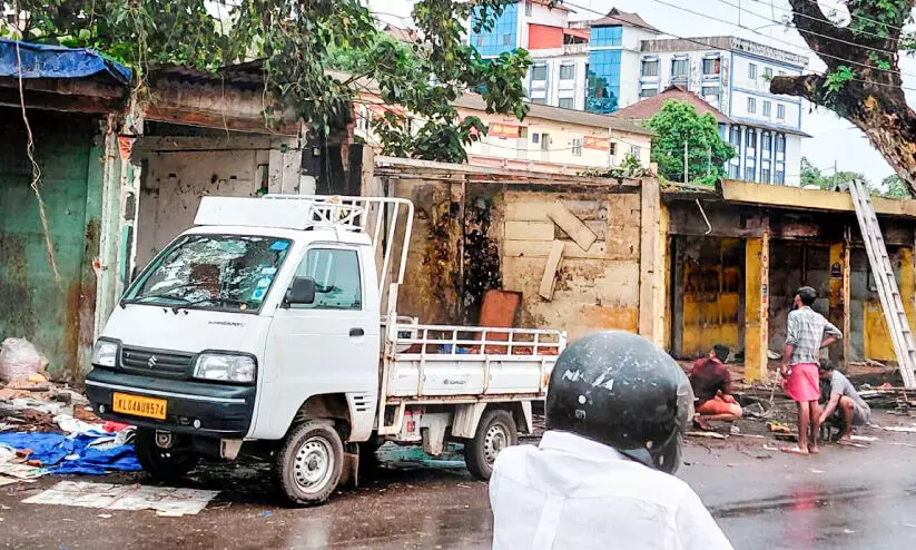 ജില്ല കോടതിപ്പാലം നവീകരണം; പൊളിക്കുന്ന കടകൾക്ക് നഷ്ടപരിഹാരം നൽകണമെന്ന് ഹൈകോടതി ജില്ല കോടതിപ്പാലം നവീകരണം; പൊളിക്കുന്ന കടകൾക്ക് നഷ്ടപരിഹാരം നൽകണമെന്ന് ഹൈകോടതി