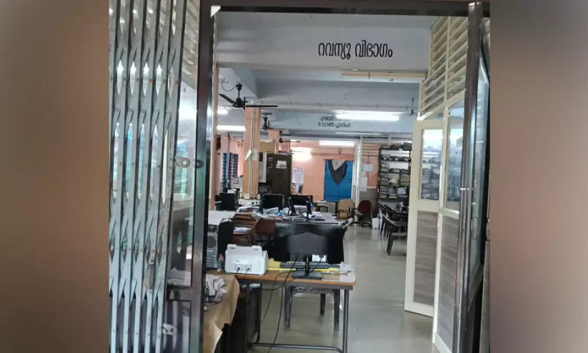 ഉ​ദ്യോ​ഗ​സ്ഥ​രെ​ല്ലാം മു​ഖ്യ​മ​ന്ത്രി​യു​ടെ   പ​രി​പാ​ടി​യി​ൽ; സോ​ണ​ൽ ഓ​ഫി​സ്​ ‘കാ​ലി’