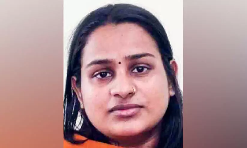 വി​മാ​നടി​ക്ക​റ്റി​ന്‍റെ പേ​രി​ൽ ര​ണ്ട​ര​ല​ക്ഷം ത​ട്ടിയ യു​വ​തി അ​റ​സ്​​റ്റി​ൽ