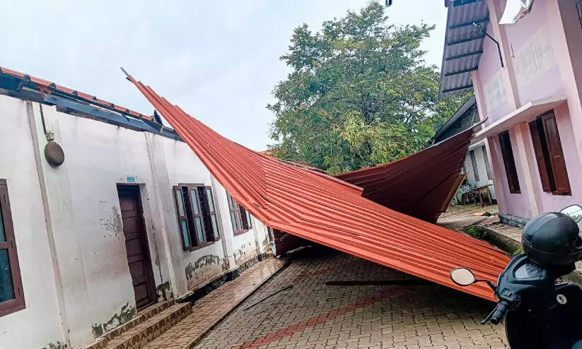 കുമരകത്തെ താഴ്ന്ന പ്രദേശങ്ങൾ വെള്ളത്തിൽ; കലിതുള്ളി കാറ്റ്​, വ്യാപക നാശം