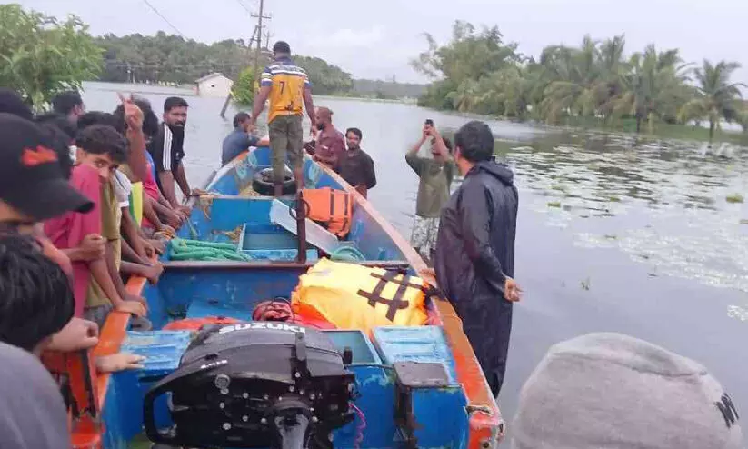 ബ​ണ്ട് റോ​ഡ് മുങ്ങി; തു​റു​വാ​ണ​ം ദ്വീപിലേക്ക് തോ​ണി