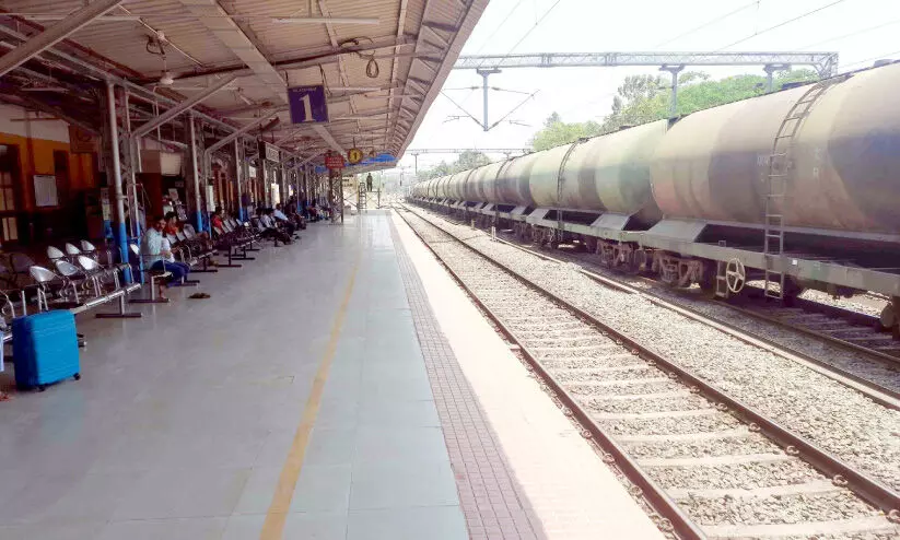 ഒ​റ്റ​പ്പാ​ലം റെ​യി​ൽ​വേ സ്റ്റേ​ഷ​ൻ പ്ലാ​റ്റ് ഫോം ​നീ​ള​ക്കു​റ​വി​ന് പ​രി​ഹാ​ര​മാ​കു​ന്നു