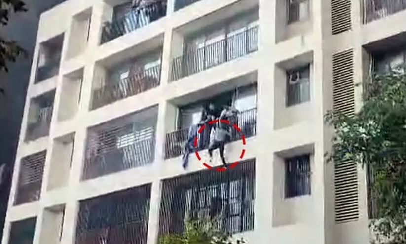 വിമാനപകടം: ഹോസ്റ്റലിൽനിന്ന് വിദ്യാർഥികൾ പുറത്തേക്ക് ചാടുന്ന ദൃശ്യങ്ങൾ പുറത്ത്