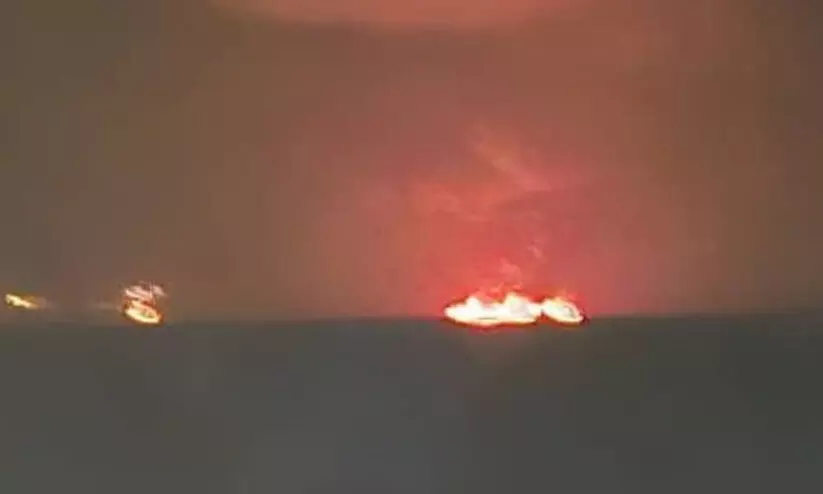 ഒമാൻ കടലിടുക്കിൽ എണ്ണക്കപ്പലുകൾ കൂട്ടിയിടിച്ച് കത്തി; അപകടത്തിൽപെട്ടത് അമേരിക്കൻ കപ്പൽ ഒമാൻ കടലിടുക്കിൽ എണ്ണക്കപ്പലുകൾ കൂട്ടിയിടിച്ച് കത്തി; അപകടത്തിൽപെട്ടത് അമേരിക്കൻ കപ്പൽ