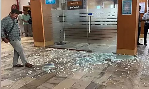 കലിപൂണ്ട് കാറ്റും കടലും; കനമേറി നഗരക്കെടുതികൾ കലിപൂണ്ട് കാറ്റും കടലും; കനമേറി നഗരക്കെടുതികൾ