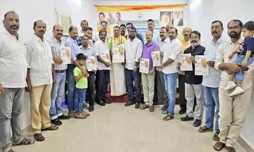 ഉ​മ്മ​ൻ‌ ചാ​ണ്ടി അ​നു​സ്മ​ര​ണം: ര​ക്ത​ദാ​ന ക്യാ​മ്പ്, പോ​സ്റ്റ​ർ പ്ര​കാ​ശ​നം