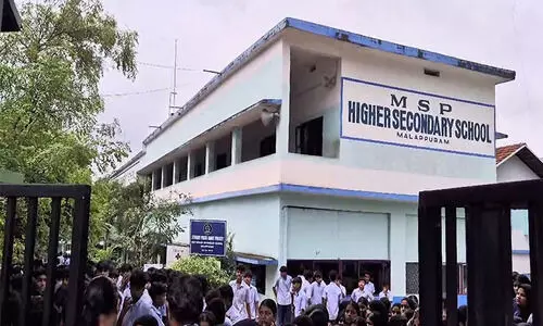 അധ്യാപികയുടെ വാഹനമിടിച്ച് വിദ്യാർഥിനിക്ക് ഗുരുതര പരിക്ക്; പ്രതിഷേധിച്ച് വിദ്യാർഥികൾ