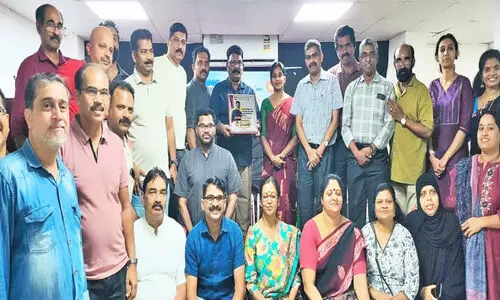 മ​നോ​ഹ​ര​ൻ ഗു​രു​വാ​യൂ​രി​ന് യാ​ത്ര​യ​യ​പ്പ് ന​ൽ​കി