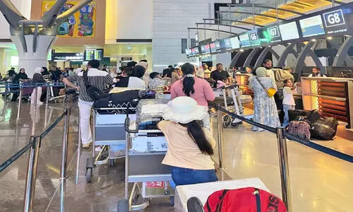 മ​സ്ക​ത്ത്-​കോ​ഴി​​ക്കോ​ട്, ക​ണ്ണൂ​ർ എ​യ​ർ ഇ​ന്ത്യ എ​ക​സ്പ്ര​സ് വൈ​കി; ദു​രി​തം​പേ​റി യാ​ത്ര​ക്കാ​ർ