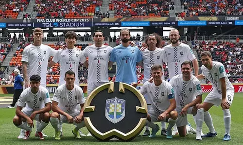 സ്കൂൾ അധ്യാപകൻ, ഇൻഷുറൻസ് ബ്രോക്കർ, സലൂൺ തൊഴിലാളി; ബയേണിനെതിരെ കളിക്കാനിറങ്ങിയ ഓക്‌ലൻഡ് താരങ്ങൾ ഇവരാണ്