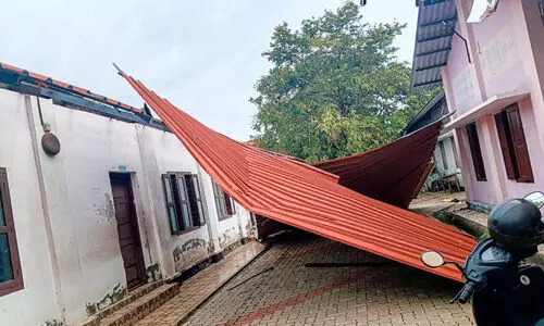 കുമരകത്തെ താഴ്ന്ന പ്രദേശങ്ങൾ വെള്ളത്തിൽ; കലിതുള്ളി കാറ്റ്​, വ്യാപക നാശം