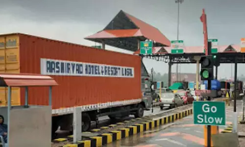 മോശം റോഡിൽ ടോൾ പിരിക്കുന്നത് ശരിയാണോ ?; ഗതാഗത കുരുക്കിൽ പ്രതികരിച്ച് ഹൈകോടതി