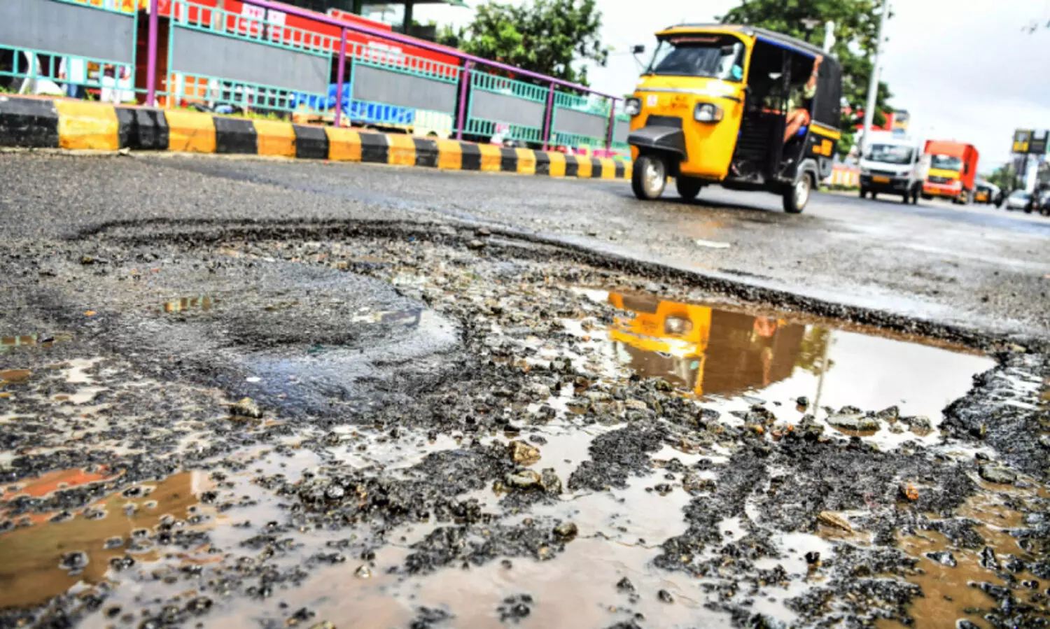 മഴക്കാലം, റോഡിൽ കുഴിക്കാലം