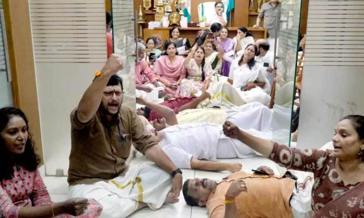 മേ​ൽ​ക്കൂ​ര പൊ​ളി​ഞ്ഞു​വീ​ണ സം​ഭ​വം: കൗ​ൺ​സി​ൽ ‘പൊ​ളി​ച്ച്’ മേ​യ​ർ; നി​ല​ത്തു​കി​ട​ന്നും കു​ത്തി​യി​രു​ന്നും കൗ​ൺ​സി​ല​ർ​മാ​ർ