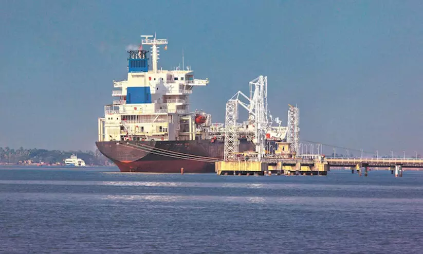 എണ്ണക്കപ്പലുകൾ കൂട്ടിയിടിച്ചു; 24 പേരെ രക്ഷിച്ച് കോസ്റ്റ് ഗാർഡ് എണ്ണക്കപ്പലുകൾ കൂട്ടിയിടിച്ചു; 24 പേരെ രക്ഷിച്ച് കോസ്റ്റ് ഗാർഡ്