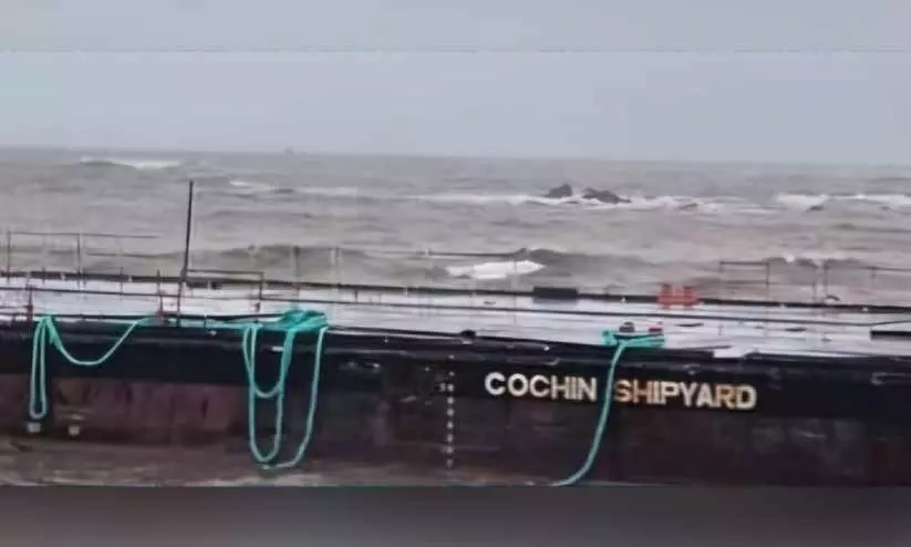 കൊ​ച്ചി​ൻ ഷി​പ് യാ​ർ​ഡി​ലെ ക​ണ്ടെ​യ്ന​ർ ഭാ​ഗ​ങ്ങ​ൾ ഭ​ട്ക​ൽ തീ​ര​ത്ത​ടി​ഞ്ഞു