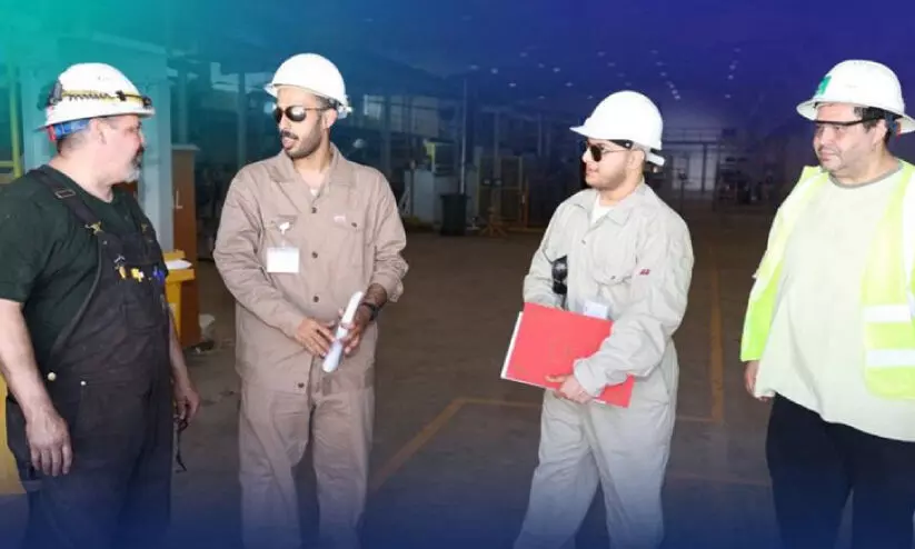 ദോ​ഫാ​റി​ൽ തൊ​ഴി​ലാ​ളി​ക​ൾ​ക്ക് ബോ​ധ​വ​ത്ക​ര​ണ​വു​മാ​യി മ​ന്ത്രാ​ല​യം