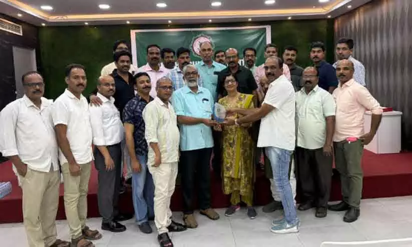 ഗ്ര​ന്ഥ​ര​ച​യി​താ​വ് പി. ​ഹ​രീ​ന്ദ്ര​നാ​ഥി​നെ ആ​ദ​രി​ച്ചു