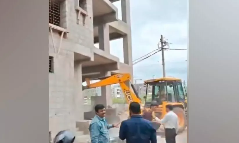 അനധികൃത കെട്ടിടങ്ങൾ നഗരസഭ പൊളിച്ചു