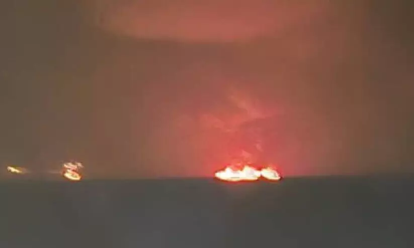 ഒ​മാ​ൻ ഉ​ൾ​ക്കട​ലി​ൽ എ​ണ്ണ​ക്ക​പ്പ​ൽ കൂ​ട്ടി​യി​ടി​ച്ച് ക​ത്തി; 24പേ​രെ ര​ക്ഷ​പ്പെ​ടു​ത്തി