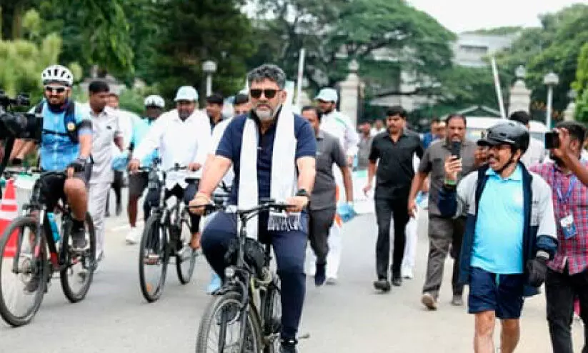 സൈക്കിളിൽനിന്ന് വീണ് ശിവകുമാർ; ജാള്യം മറച്ച് ചിരി സൈക്കിളിൽനിന്ന് വീണ് ശിവകുമാർ; ജാള്യം മറച്ച് ചിരി