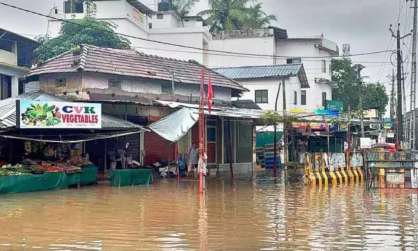 തീരമേഖലയിൽ വെള്ളം താഴ്ന്നില്ല; നാട് ഇപ്പോഴും ദുരിതത്തിൽ തീരമേഖലയിൽ വെള്ളം താഴ്ന്നില്ല; നാട് ഇപ്പോഴും ദുരിതത്തിൽ