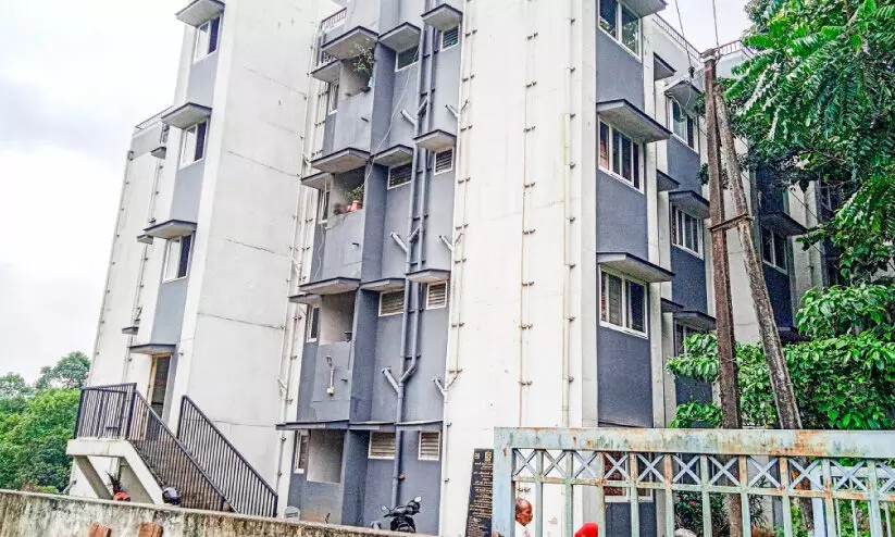 വേ​ന​പ്പാ​റ ലൈ​ഫ് ഫ്ലാ​റ്റ്​ സ​മു​ച്ച​യം; ആ​ശ​ങ്ക മാ​റാ​തെ അ​ന്തേ​വാ​സി​ക​ൾ