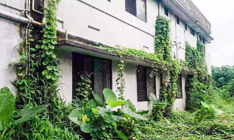 കാടുകയറി കെ.എസ്.ആർ.ടി.സി കോന്നി ഡിപ്പോ