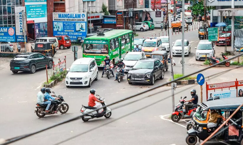 ബേക്കർ ജങ്ഷനിലെ ട്രാഫിക് പരിഷ്കാരം തിരക്കിനു കുറവുണ്ട്; പരാതികളുമേറെ ബേക്കർ ജങ്ഷനിലെ ട്രാഫിക് പരിഷ്കാരം തിരക്കിനു കുറവുണ്ട്; പരാതികളുമേറെ