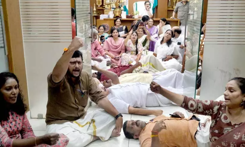 മേ​ൽ​ക്കൂ​ര പൊ​ളി​ഞ്ഞു​വീ​ണ സം​ഭ​വം: കൗ​ൺ​സി​ൽ ‘പൊ​ളി​ച്ച്’ മേ​യ​ർ; നി​ല​ത്തു​കി​ട​ന്നും കു​ത്തി​യി​രു​ന്നും കൗ​ൺ​സി​ല​ർ​മാ​ർ