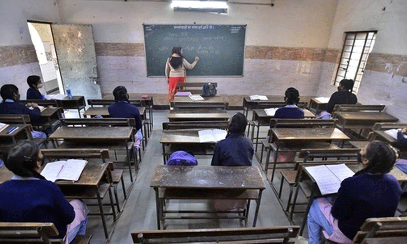 മഹാരാഷ്ട്രയിൽ മൂന്നാം ഭാഷയായി ഹിന്ദി; വിമർശനം ശക്തം