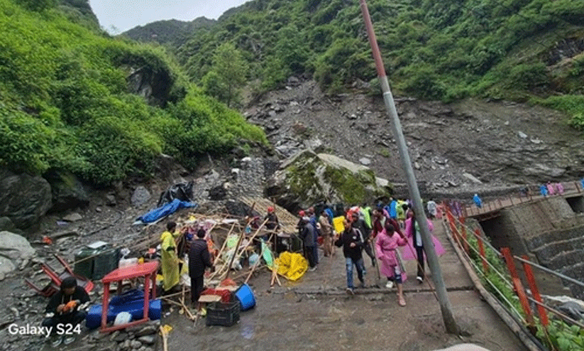 കേദാർനാഥ് ട്രെക്കിങ് റൂട്ടിൽ മണ്ണിടിച്ചിൽ; രണ്ട് മരണം