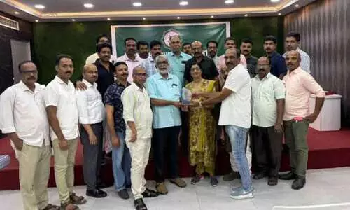 ഗ്രന്ഥരചയിതാവ് പി. ഹരീന്ദ്രനാഥിനെ ആദരിച്ചു ഗ്രന്ഥരചയിതാവ് പി. ഹരീന്ദ്രനാഥിനെ ആദരിച്ചു