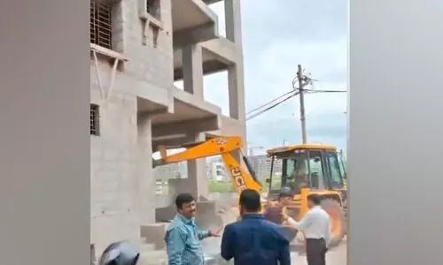 അനധികൃത കെട്ടിടങ്ങൾ നഗരസഭ പൊളിച്ചു