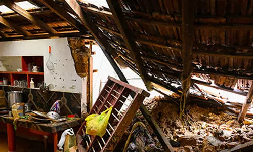 കണ്ണൂരിൽ മണ്ണിടിഞ്ഞ് അഞ്ച് വീടുകൾ തകർന്നു കണ്ണൂരിൽ മണ്ണിടിഞ്ഞ് അഞ്ച് വീടുകൾ തകർന്നു