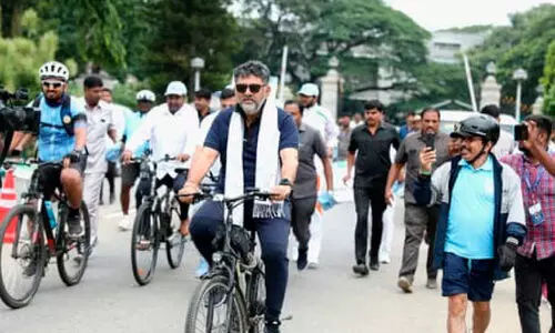 സൈ​ക്കി​ളി​ൽ​നി​ന്ന് വീ​ണ് ശി​വ​കു​മാ​ർ; ജാ​ള്യം മ​റ​ച്ച് ചി​രി