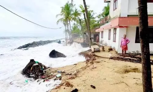 വടകരയിൽ കടലാക്രമണം രൂക്ഷം; വീടുകൾ അപകട ഭീഷണിയിൽ വടകരയിൽ കടലാക്രമണം രൂക്ഷം; വീടുകൾ അപകട ഭീഷണിയിൽ