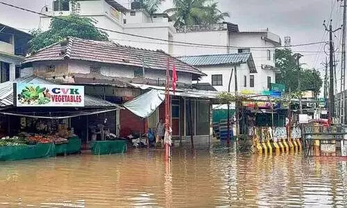 തീ​ര​മേ​ഖ​ല​യി​ൽ വെ​ള്ളം താ​ഴ്ന്നി​ല്ല; നാട് ഇ​പ്പോ​ഴും ദുരിതത്തി​ൽ