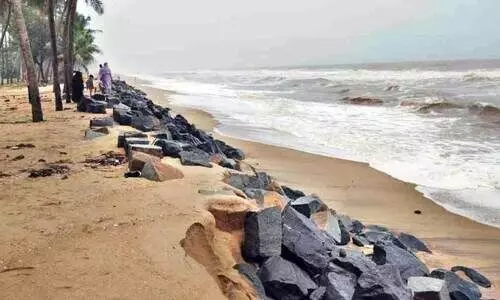 പെ​റു​വാ​ഡ് തീ​ര​ത്ത് ക​ട​ൽ​ക്ഷോ​ഭം