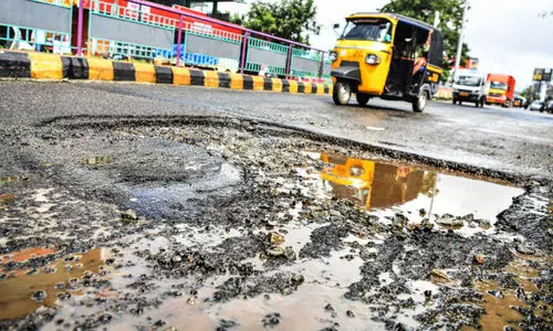 മഴക്കാലം, റോഡിൽ കുഴിക്കാലം