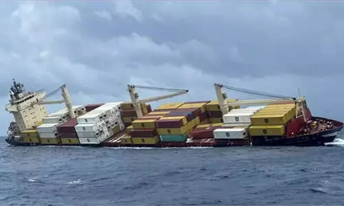 ഒരു കപ്പൽകൂടി പിടിച്ചിടാൻ ഹൈകോടതി ഉത്തരവ്; പണമടച്ചതോടെ തീരംവിടാൻ അനുമതി ഒരു കപ്പൽകൂടി പിടിച്ചിടാൻ ഹൈകോടതി ഉത്തരവ്; പണമടച്ചതോടെ തീരംവിടാൻ അനുമതി