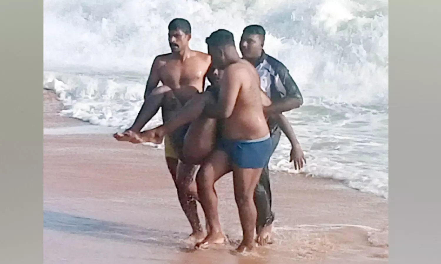 കാപ്പ കേസ് പ്രതി വീട്ടമ്മയുടെ മാല പൊട്ടിച്ച് കടലിൽ ചാടി