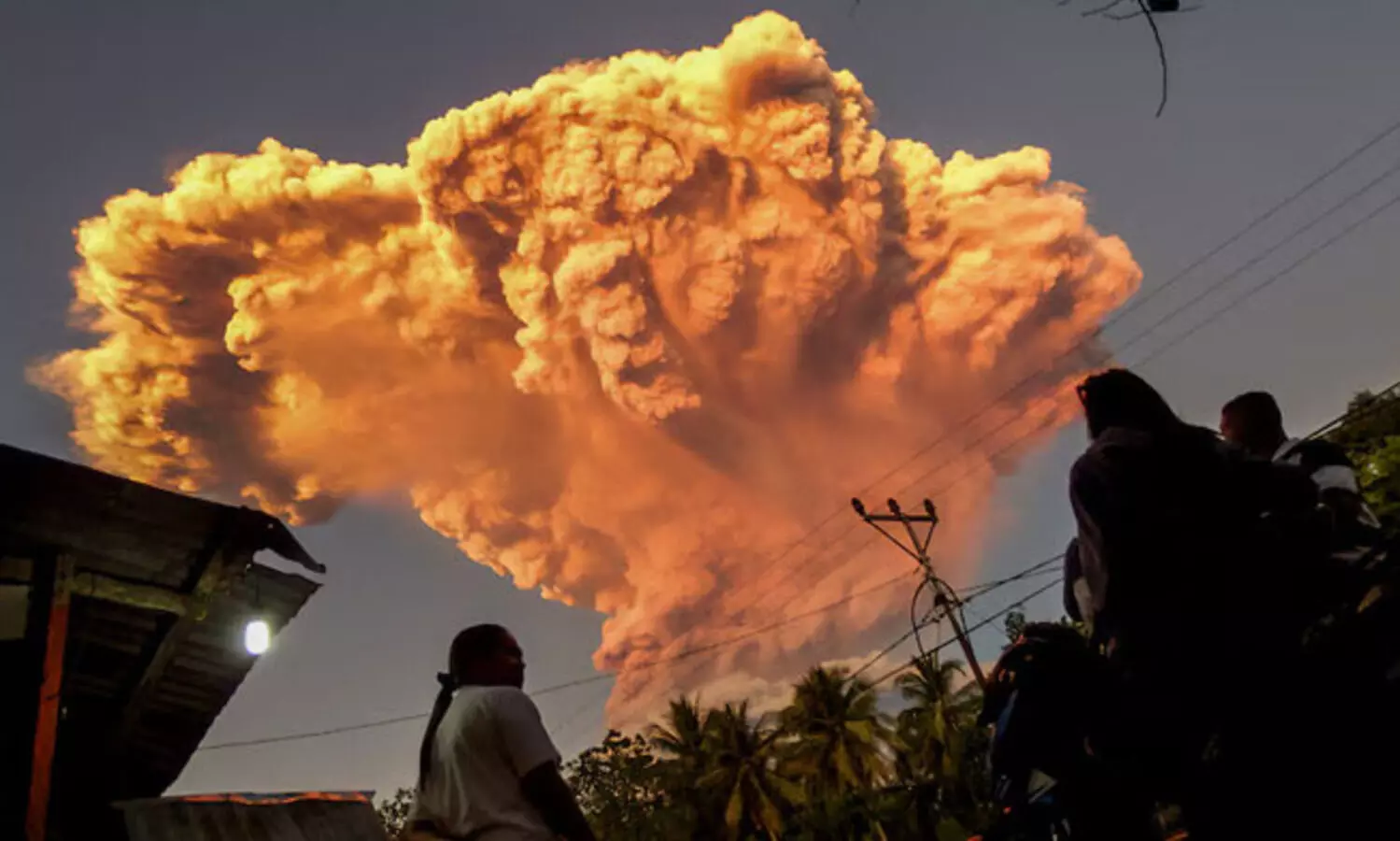 ഇന്തോനേഷ്യയിൽ വൻ അഗ്നിപർവ്വത സ്ഫോടനം​: കിലോമീറ്ററുകൾ ഉയരത്തിൽ തീ തുപ്പി;   ഡസൻ കണക്കിന് വിമാനങ്ങൾ റദ്ദാക്കി
