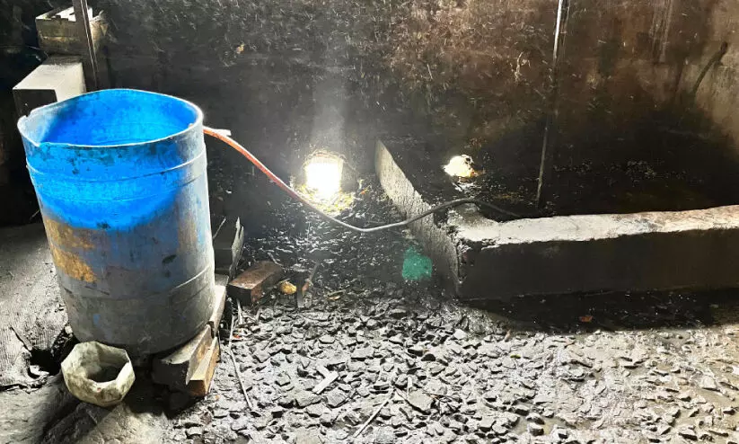 അശാസ്ത്രീയ മാലിന്യ സംസ്കരണം; പ്ലൈവുഡ് ഫാക്ടറികൾക്ക് 25,000 രൂപ പിഴ അശാസ്ത്രീയ മാലിന്യ സംസ്കരണം; പ്ലൈവുഡ് ഫാക്ടറികൾക്ക് 25,000 രൂപ പിഴ